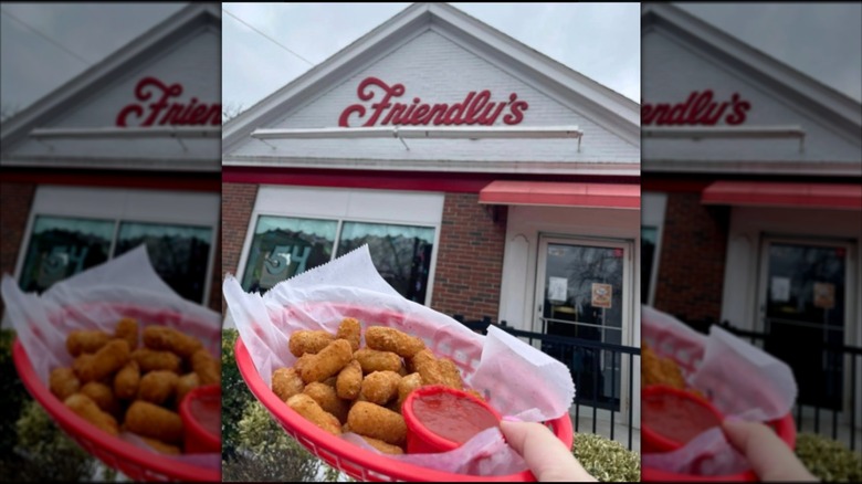 Person holding a basket of Mini Mozz sticks in front of a Friendly's sign