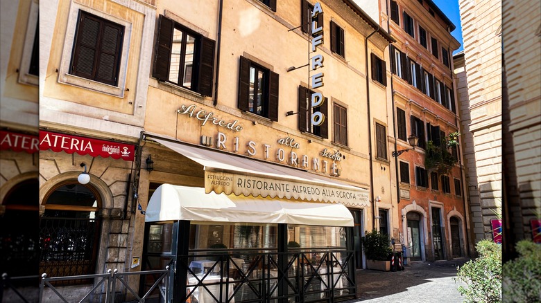 Alfredo alla Scrofa's signage on a Roman street