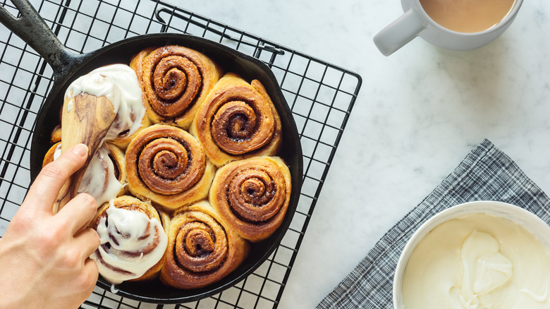 Frosting cinnamon rolls