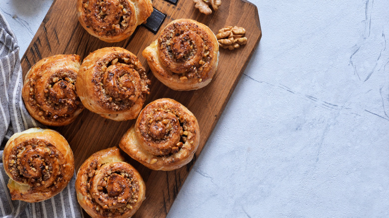 Cinnamon rolls with walnut topping