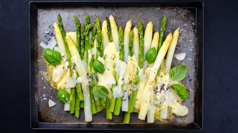 green and white asparagus on black pan