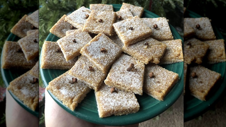 A plate of gyngerbrede