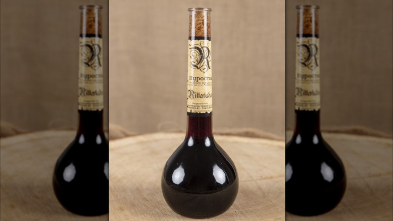 A  bottle of hippocras