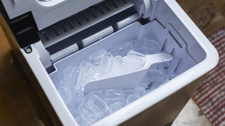 Countertop ice maker with a scoop