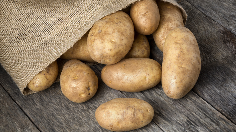 russe potatoes in a sack