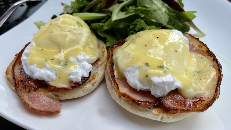 Traditional eggs Benedict