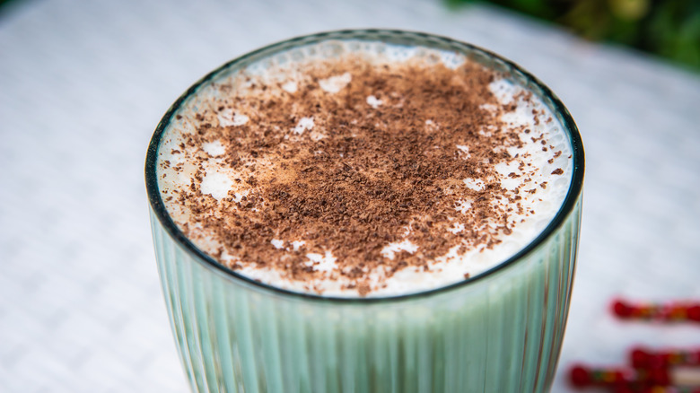 Drink with cocoa powder topping