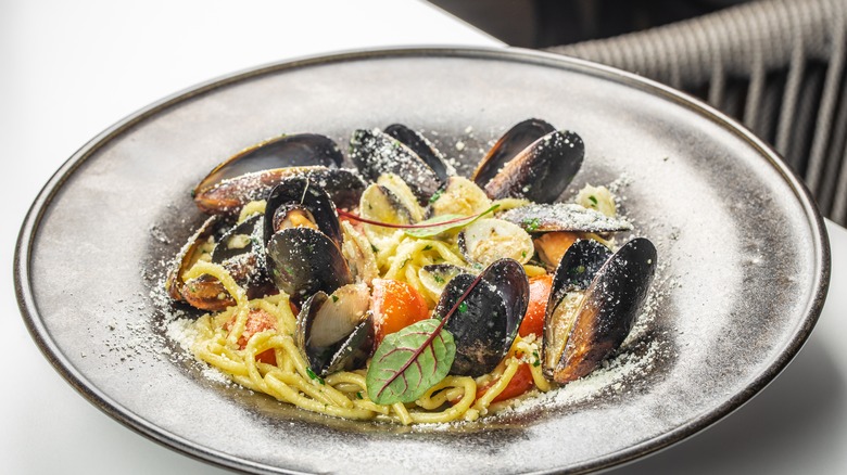 Spaghetti with mixed seafood still in its shell