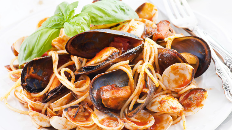 Close up of bowl of spaghetti with mussels