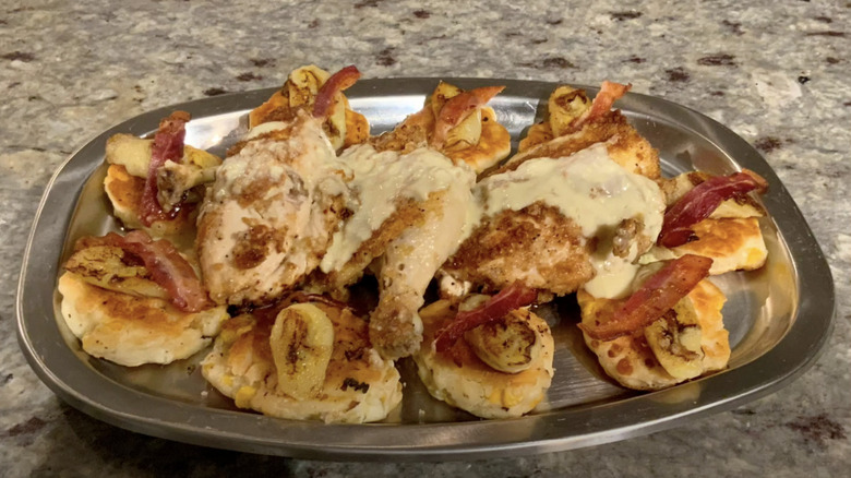 Platter of chicken à la Maryland