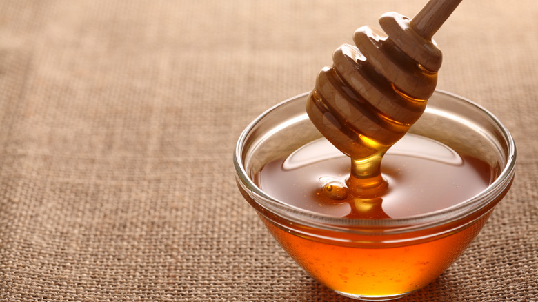 honey dipper and bowl
