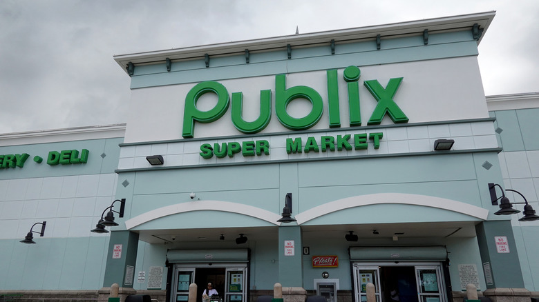A Publix storefront.