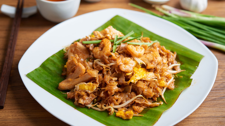 A plate of char kway teow on a banana leaf