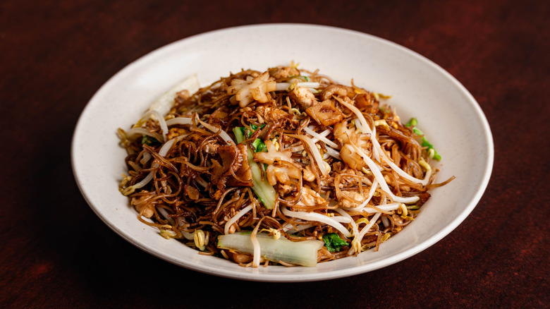 A bowl of satay bee hoon noodles on a table