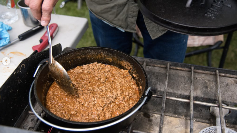 Dutch oven pot of Chugwater chili on a grill