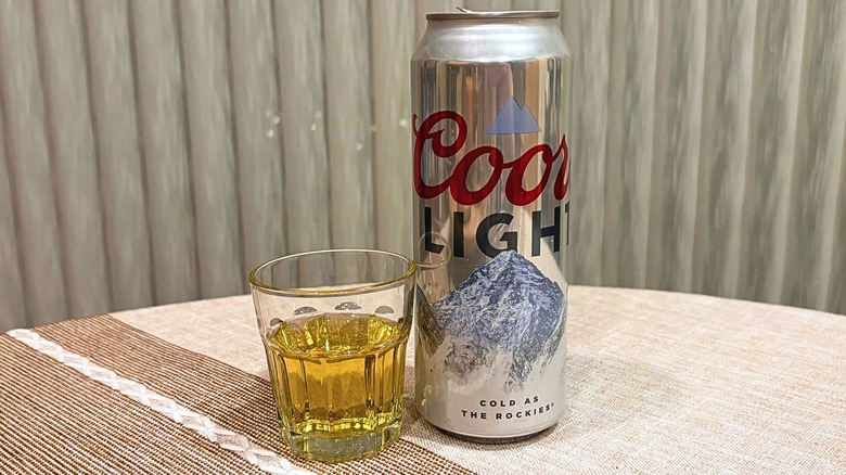 A glass of Coors Light next to its can