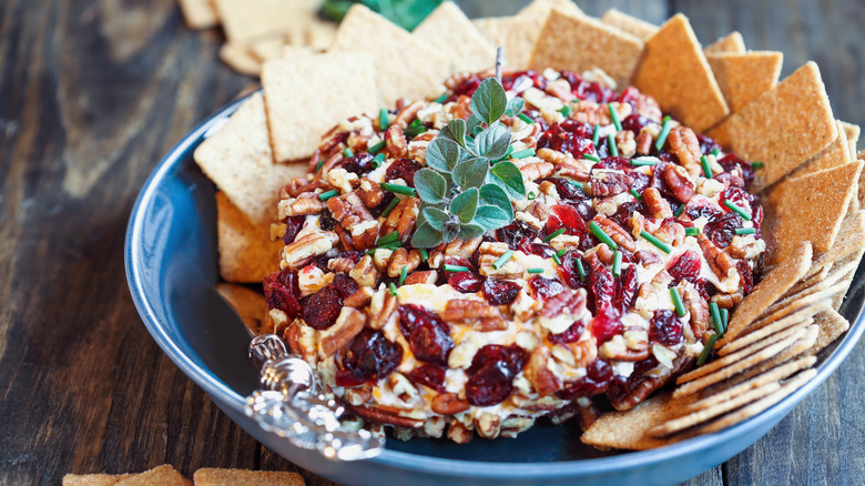 Cranberry cheese dip with crackers