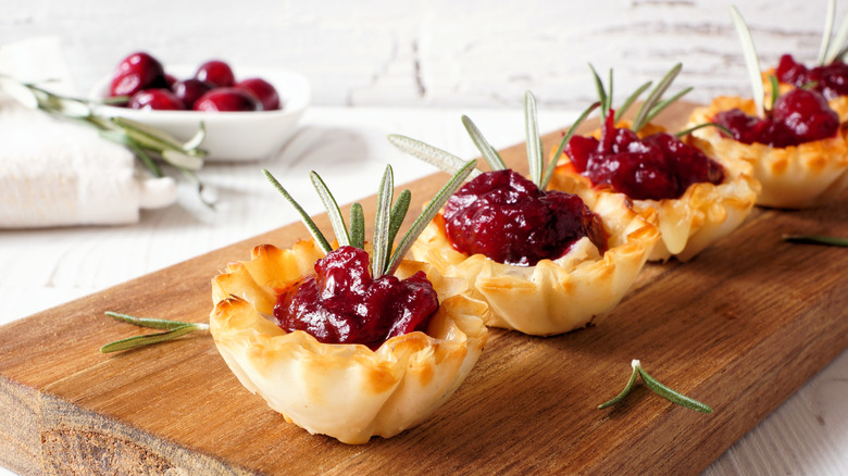 Phyllo cups with cranberry and baked brie