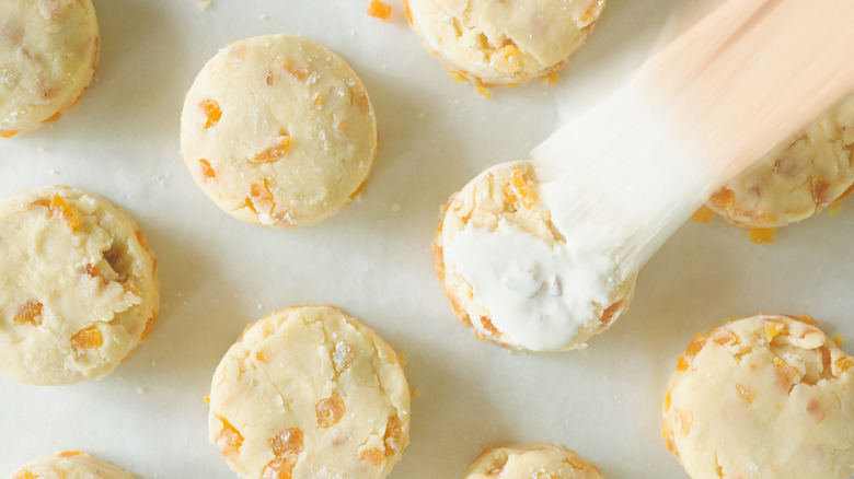 Scones on tray with icing sugar