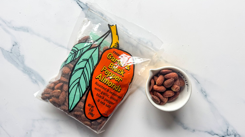 Garlic and black pepper almonds