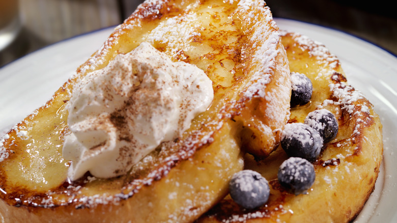 French toast with berries