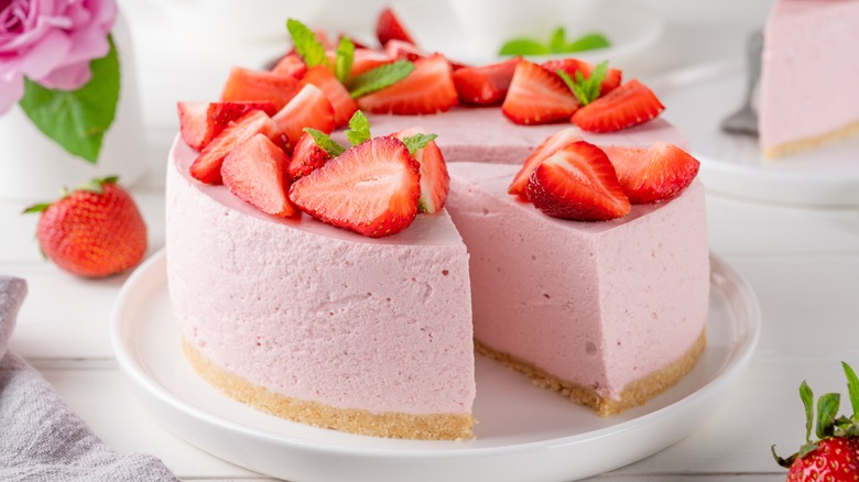 Strawberry no-bake cheesecake