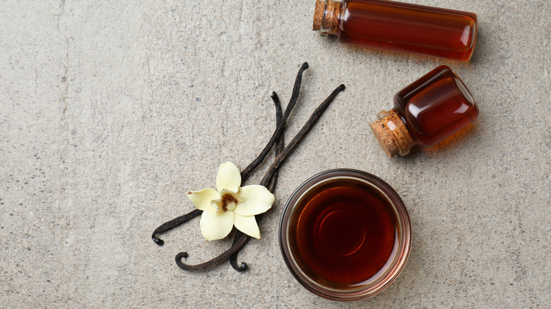 Vanilla extract and fresh vanilla