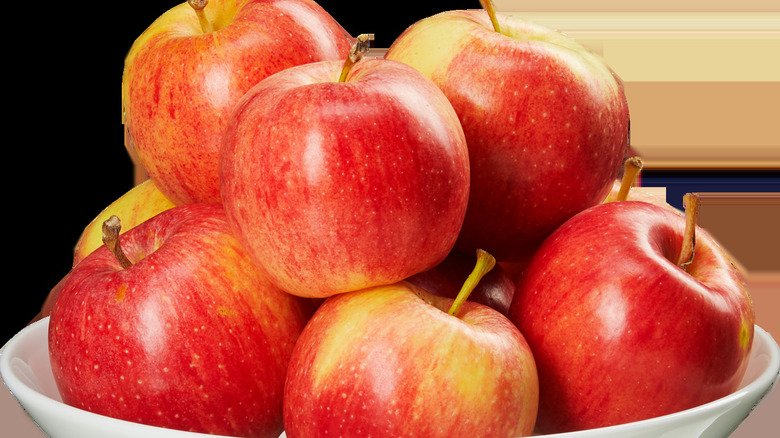 a pile of Gala apples in a bowl