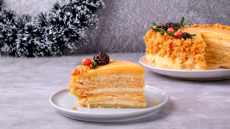 Layer cake with lemon curd