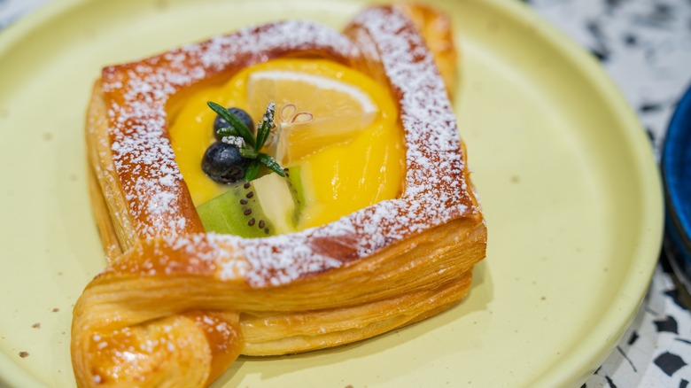 Puff pastry with herbs and lemon curd