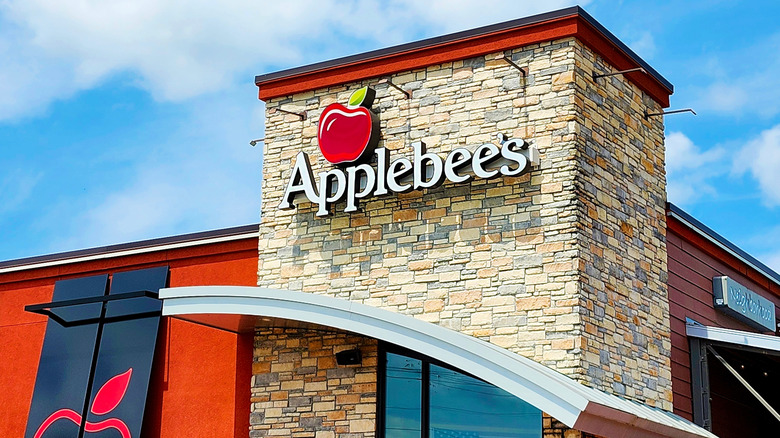 The brick exterior of an Applebee's restaurant