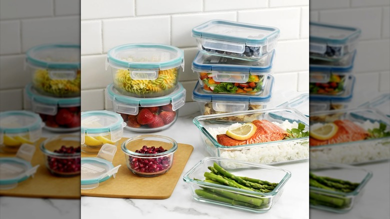 Pyrex glass food storage containers with food in them