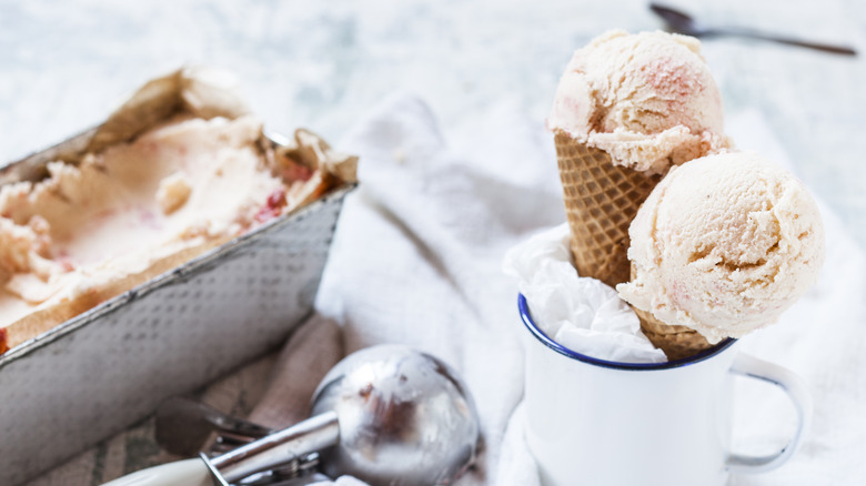 Ice cream scoop with cones