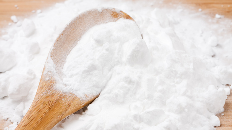 Baking soda with wooden spoon