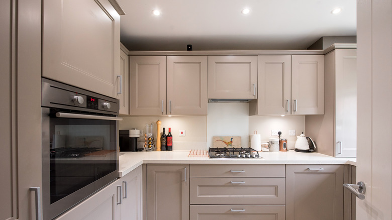 accent lights above cabinets