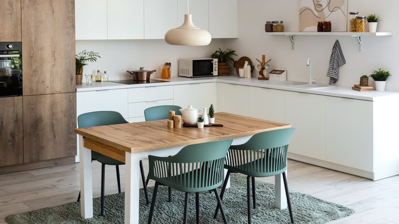 pendant lamp over kitchen table