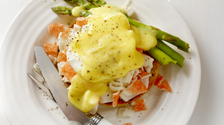 crab and asparagus eggs Benedict