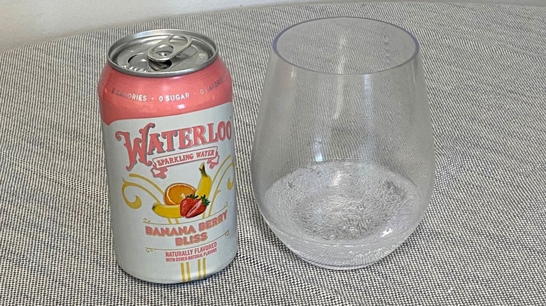 Banana Berry Bliss Waterloo flavor in a can next to a glass