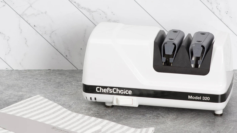An electronic knife sharpener