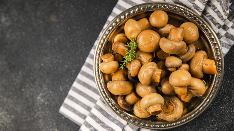 Bowl of ccanned hampion mushrooms