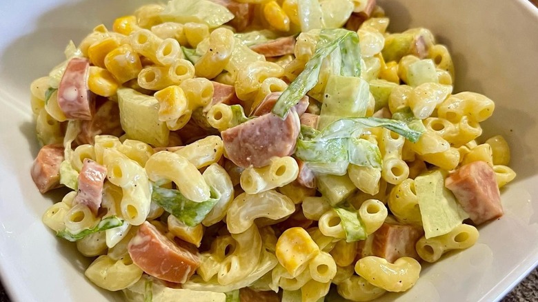 A bowl of ensalada de coditos