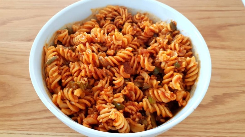 A bowl of kerrie noedelslaai