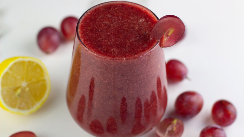 Grape and cranberry smoothie with lemon