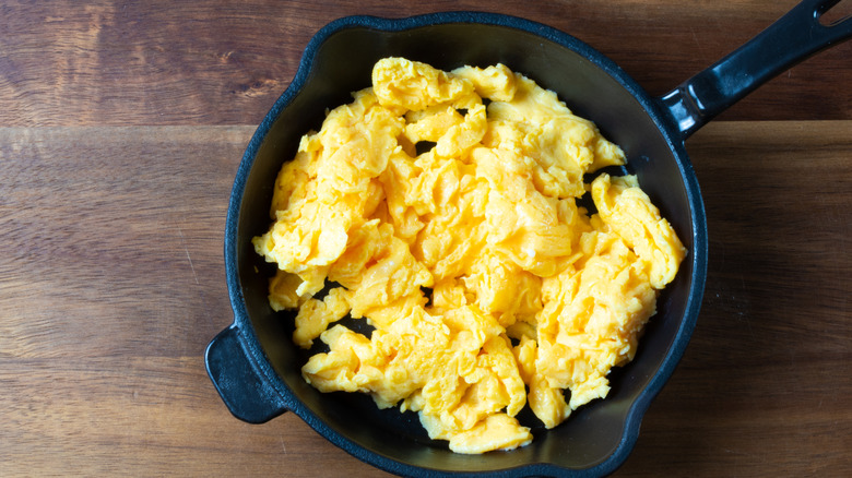 Cooking scrambled eggs in a skillet