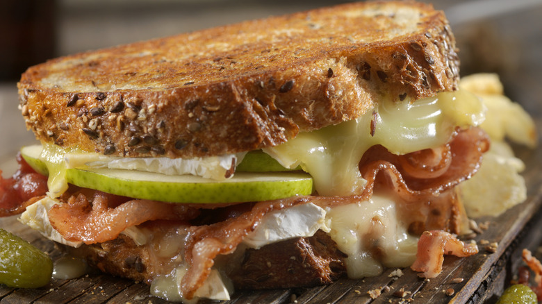 Sandwich with cheese and apples slices