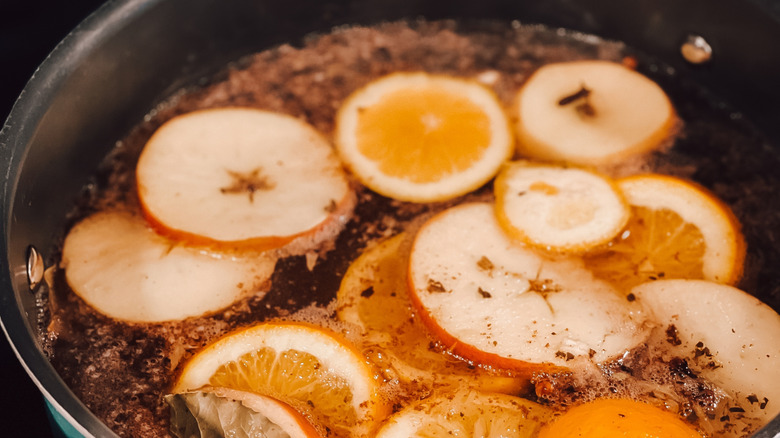 Simmering potpourri with oranges