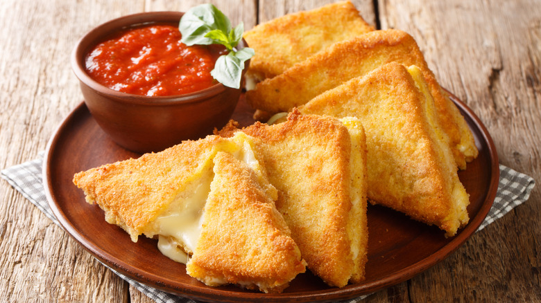 A plate of mozzarella in carrozza with marinara sauce