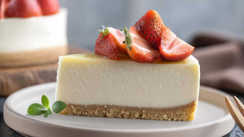Cheesecake with crumb crust and fresh strawberries