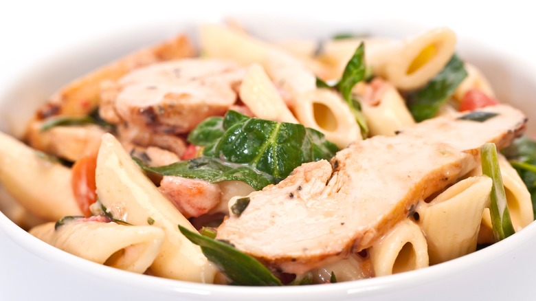 Pasta with sliced chicken and spinach
