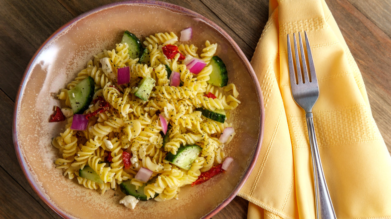 Pasta salad with sun-dried tomatoes